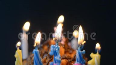 <strong>生日庆典</strong>，蛋糕上的蜡烛，黑色<strong>背景</strong>上的火焰